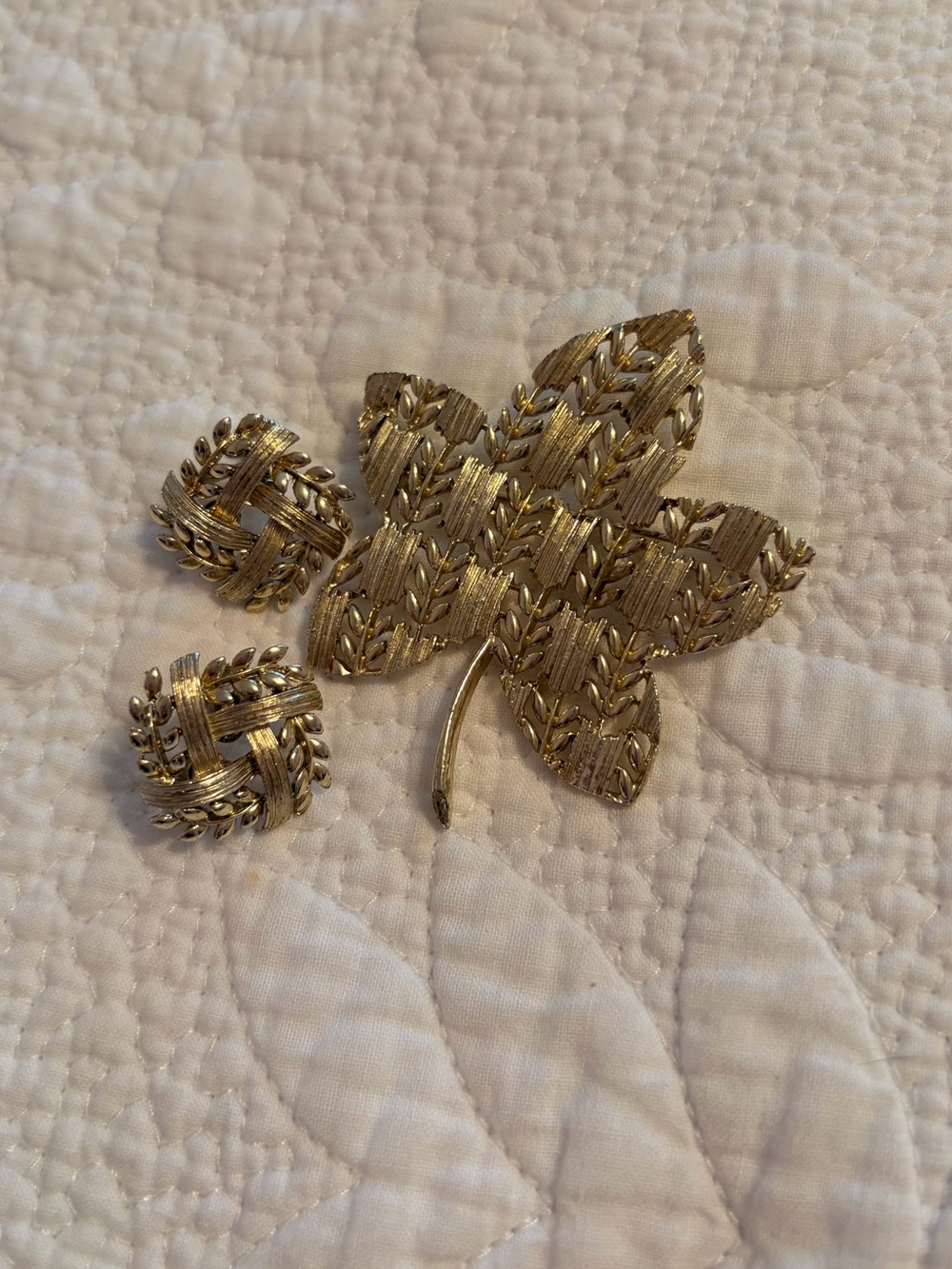 Vintage Lisner Gold Tone Leaf Brooch Pin & Clip On Earrings Set 3 Piece Lot